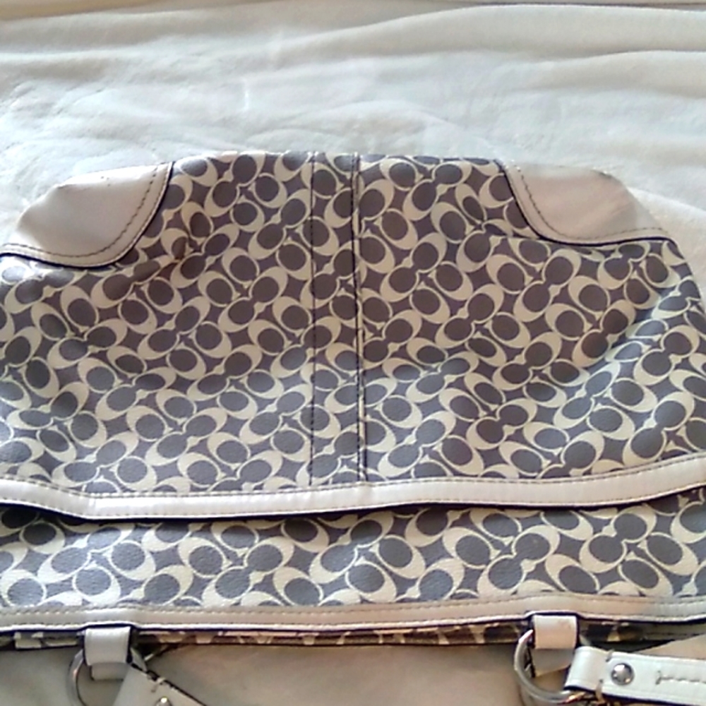 HOST PICK! VTG Coach leather bag in gray/pink/cream with cherry red lining - Picture 2 of 9